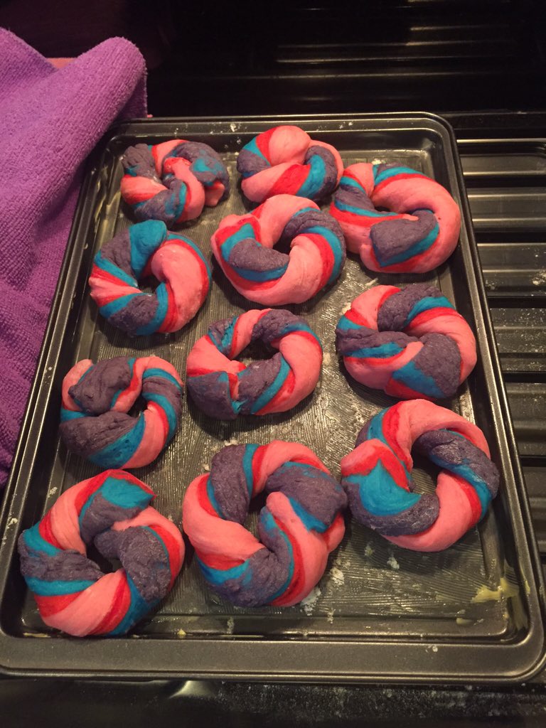 salshaindr's tweet photo. Pretty rainbow bagels for everyone tomorrow💕 https://t.co/ARyz7t3a4q