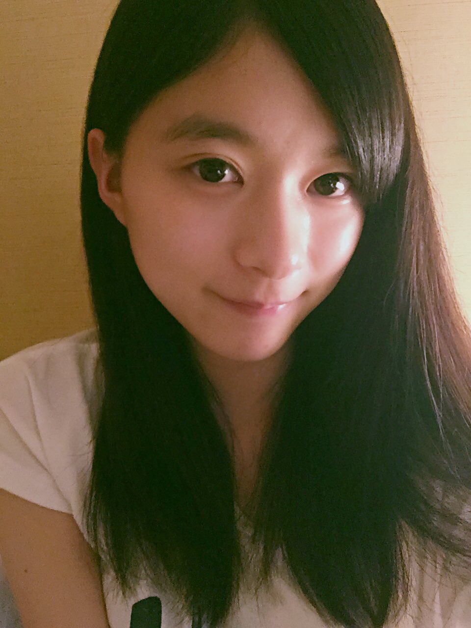 Twitter 上的 芳根京子スタッフ 公式 前髪伸びてね 片方耳にかけれるようになったよ 久しぶりにこんなに長いよー なんでか2枚撮っちゃったから 2枚とも載せちゃえー 眠そうな顔なのは眠いからだよ 前髪長いのと短いのどっちがいーい T Co