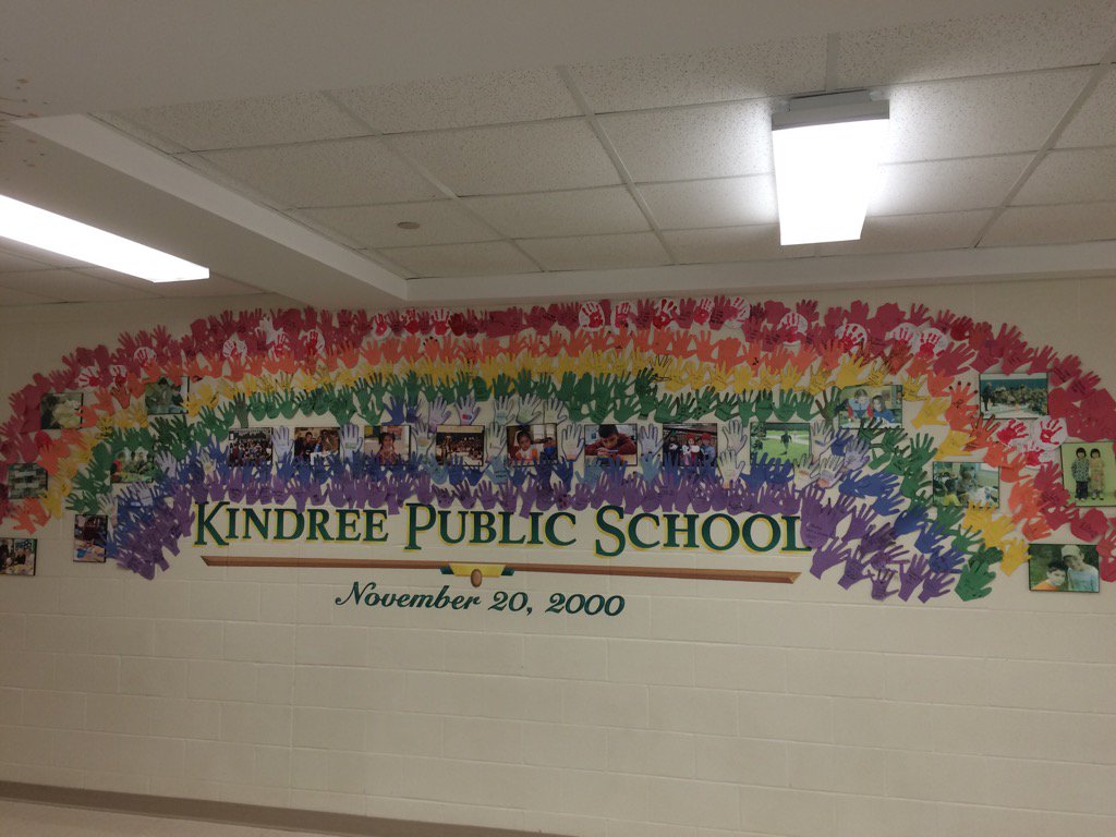 KellsDT's tweet photo. Rainbow of Hands @KindreeCoyote #dayofpink #antibullying #inclusivity @poleen_grewal @PeelSchools https://t.co/eTzXdnxNDS
