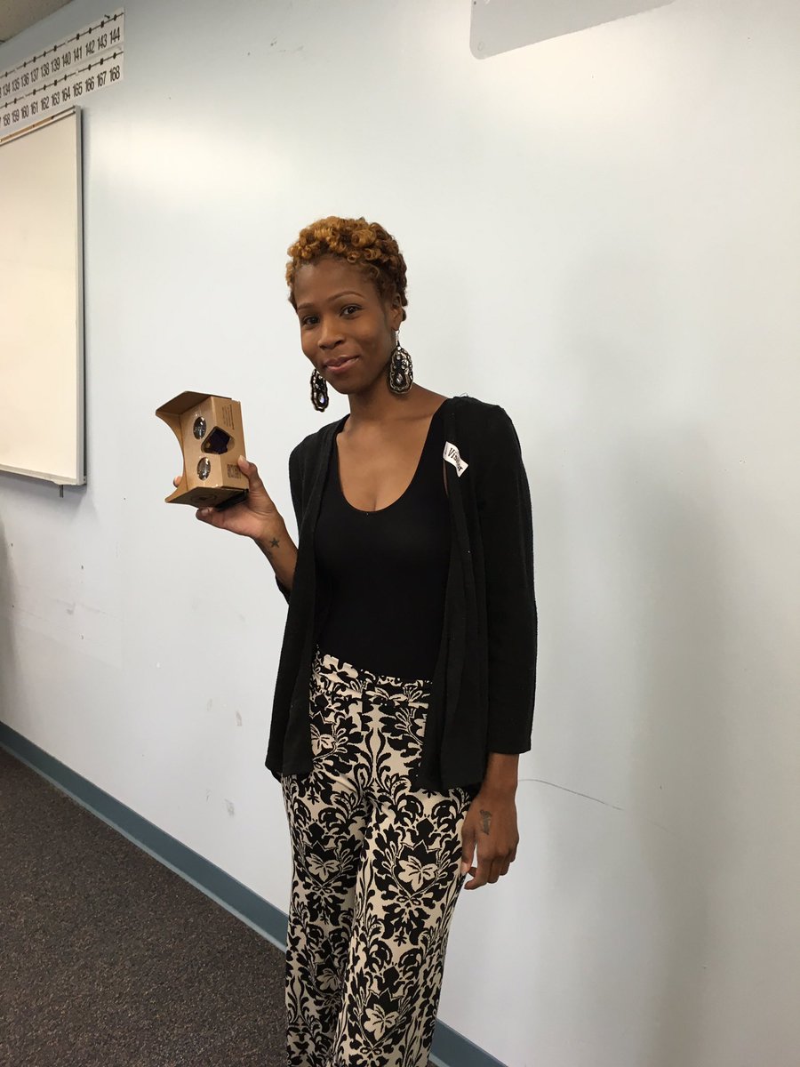 MCScommunicates's tweet photo. Google Expert, Danii, is here taking MCS kids around the world with 3D Cardboard Expeditions!!! #DSExplorers https://t.co/GUoEWswPM0