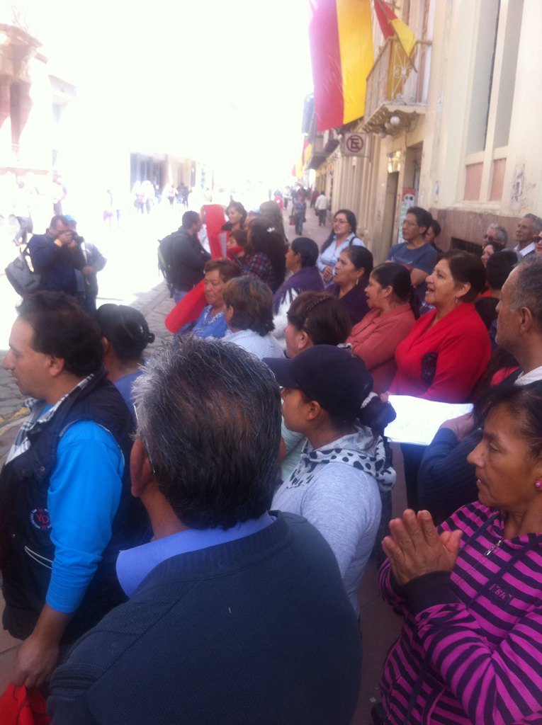 Comerciantes de la PLaza San Francisco #Cuenca reclaman puestos fijos para su actividad <a href="/tomebamba/">La Voz del Tomebamba</a>