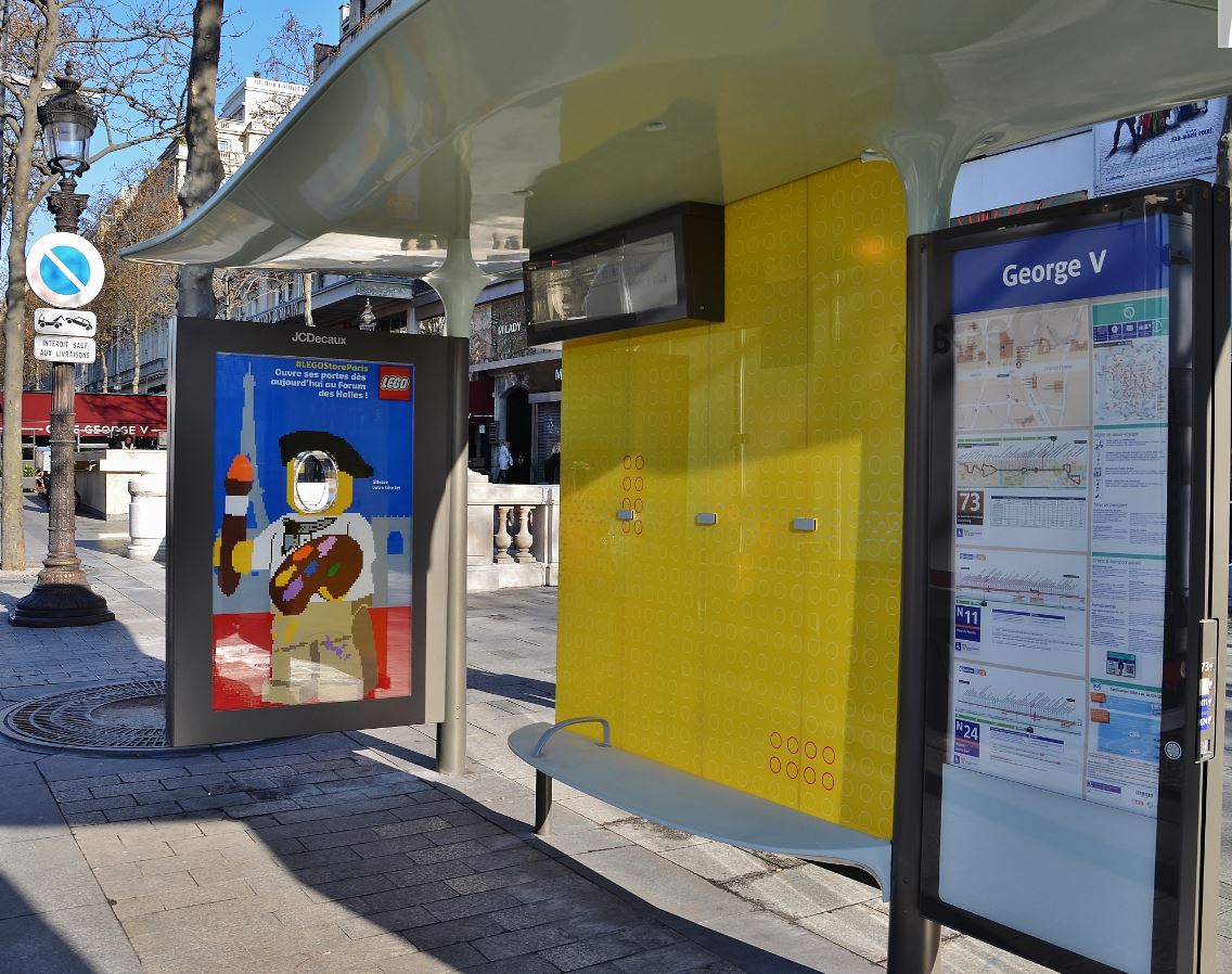 JCDecaux_France's tweet photo. Savez-vous combien de briques LEGO ont été utilisées pour cet affichage #LEGOStoreParis ? https://t.co/qhZkJHT8ks