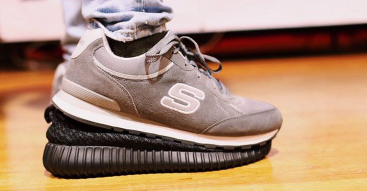 ComplexBets's tweet photo. The things you see on Sneaker Twitter... https://t.co/ceKMiP53qX https://t.co/Iqacg5tXmc