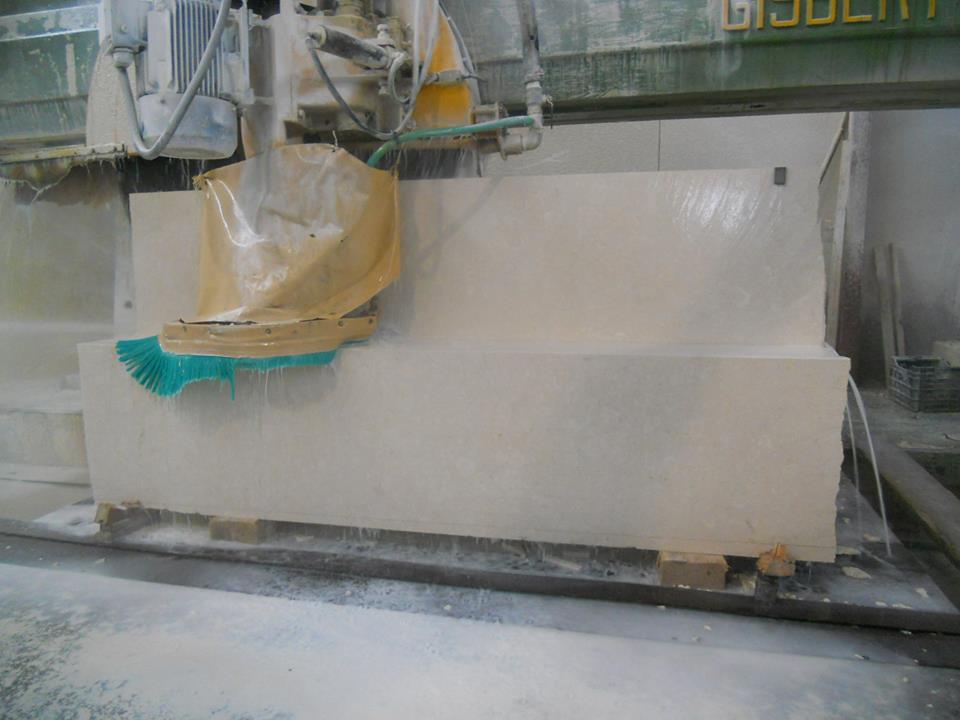 Cortando con disco. CALIZA ALBA