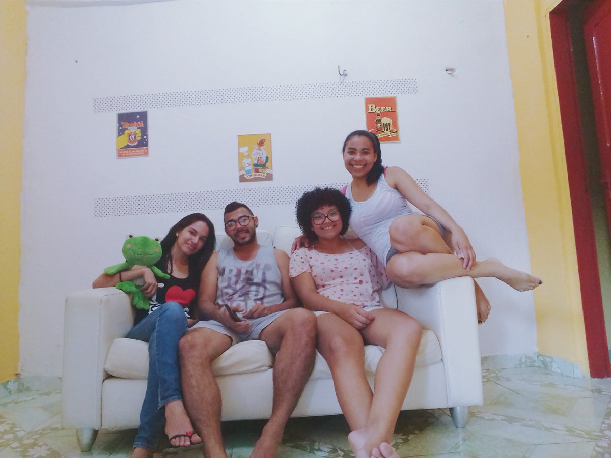 Micaelaguimar's tweet photo. Família tradicional brasileira hahaha ... #CasaNova #Família #AmoEssaSala https://t.co/c8CVceEtJQ