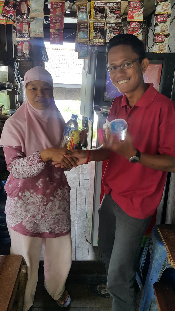 edujoy_project's tweet photo. Berikut adalah salah satu bntuk fund raising dari panitia, yaitu barter barang ;) unik kan.. #FutureHeroT5el #edujoy https://t.co/182Tmgrmj8