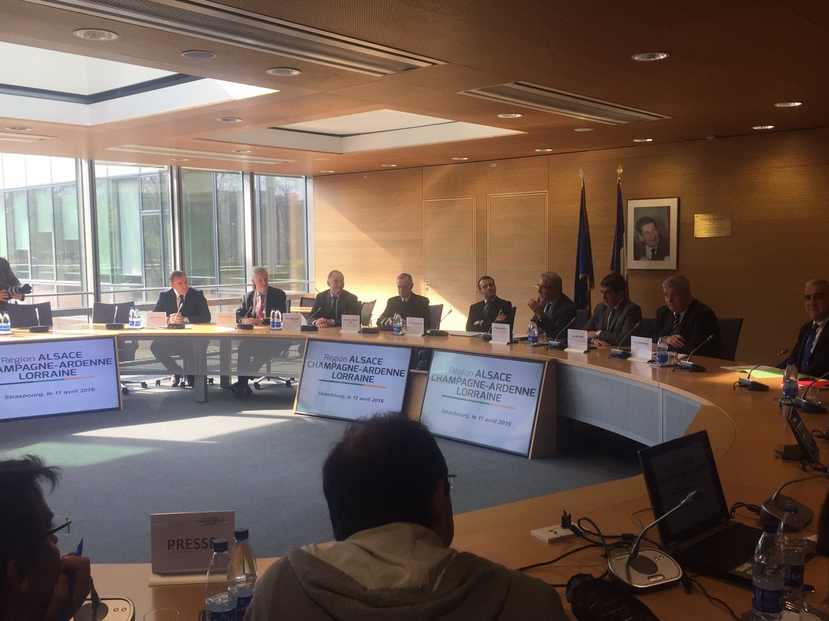 Emmanuel Macron à la Maison de la Région <a href="/acalregion/">NON au Grand-Est</a> pour parler du très haut débit @alsace20