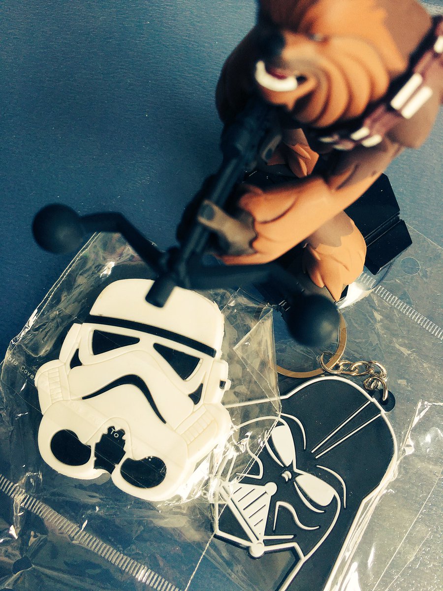 ChewbaccaES's tweet photo. Acabo de embarcar en el Halcón con estos regalitos para llevárselos a @JennyGuillenS... W-ffo
#ContrabandoEnElHalcon https://t.co/H0H3cCE7wR