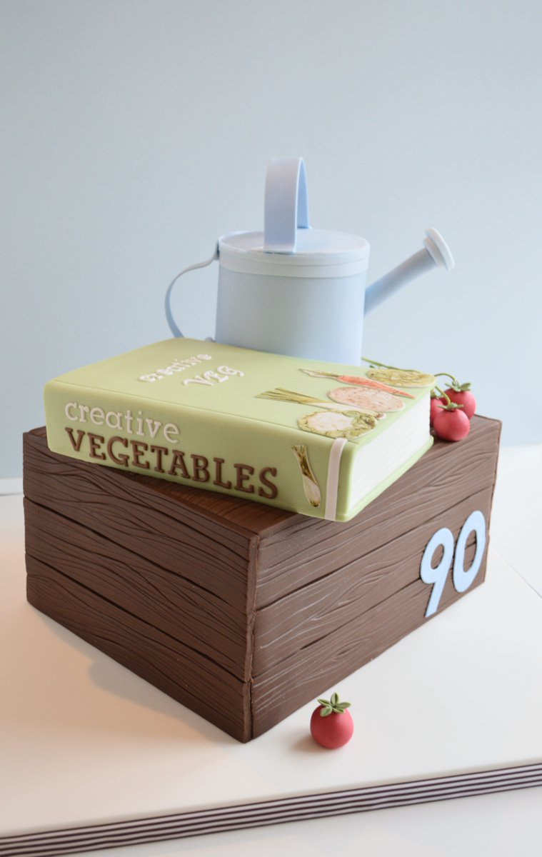 PrettyFancyCake's tweet image. Full image of our gardening crate cake #gardening #books #sugarcraft #cakdesign