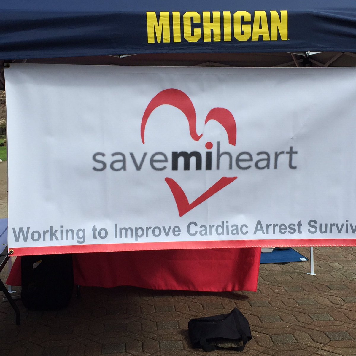UMMHealthy's tweet photo. .@UmichRecSports & #SaveMiHeart partnered w/@American_Heart to offer FREE Hands-Only CPR Training. Flyer attached https://t.co/0Gxr58sgYa