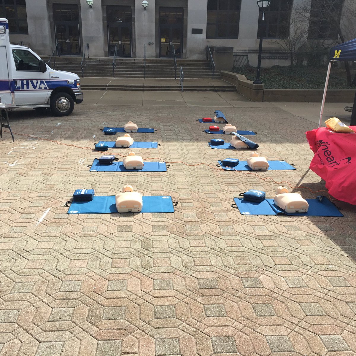 UMMHealthy's tweet photo. .@UmichRecSports & #SaveMiHeart partnered w/@American_Heart to offer FREE Hands-Only CPR Training. Flyer attached https://t.co/0Gxr58sgYa