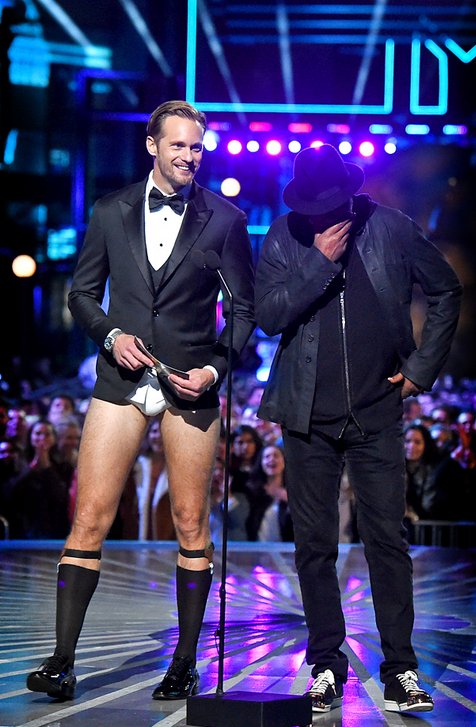 Anade's tweet photo. Alexander Skarsgard salió ayer así a entregar un MTV Movie Award.... #SlipBlanco #Tarzan #PromocionaQueAlgoQueda https://t.co/dIpqSxTzh8