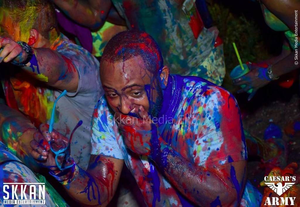 UncleDerrickV's tweet photo. Taking on Monday like... #AMBush #CeasarsArmy #WalkingWorkOfArt #FeteWasMoreThanMe #PaintOโฆ https://t.co/EEbV80nUG6 https://t.co/wxIDnbHmfA