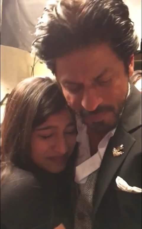 SRKItalyFC_CFC's tweet photo. There is no more beautiful time for a girl to embrace @iamsrk
I want to be her place
#SRK19Million
#4DaysForFAN https://t.co/bwIhsOnjLZ