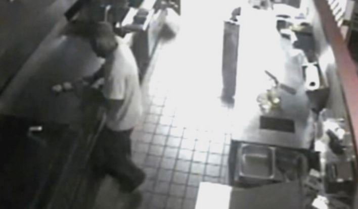 Man breaks into #FiveGuys, seen making a burger for himself on surveillance video. bit.ly/1N476Pz https://t.co/ArYVgjcTC9