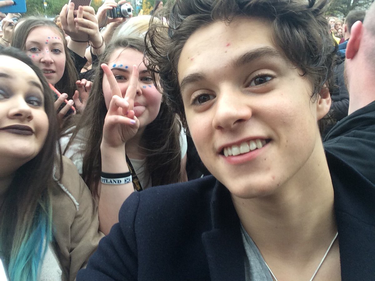 BANGABLEDOLANS's tweet photo. I met mine in 2015 but rt this n you'll meet yours in 2016:) https://t.co/RgpxvZHIjB