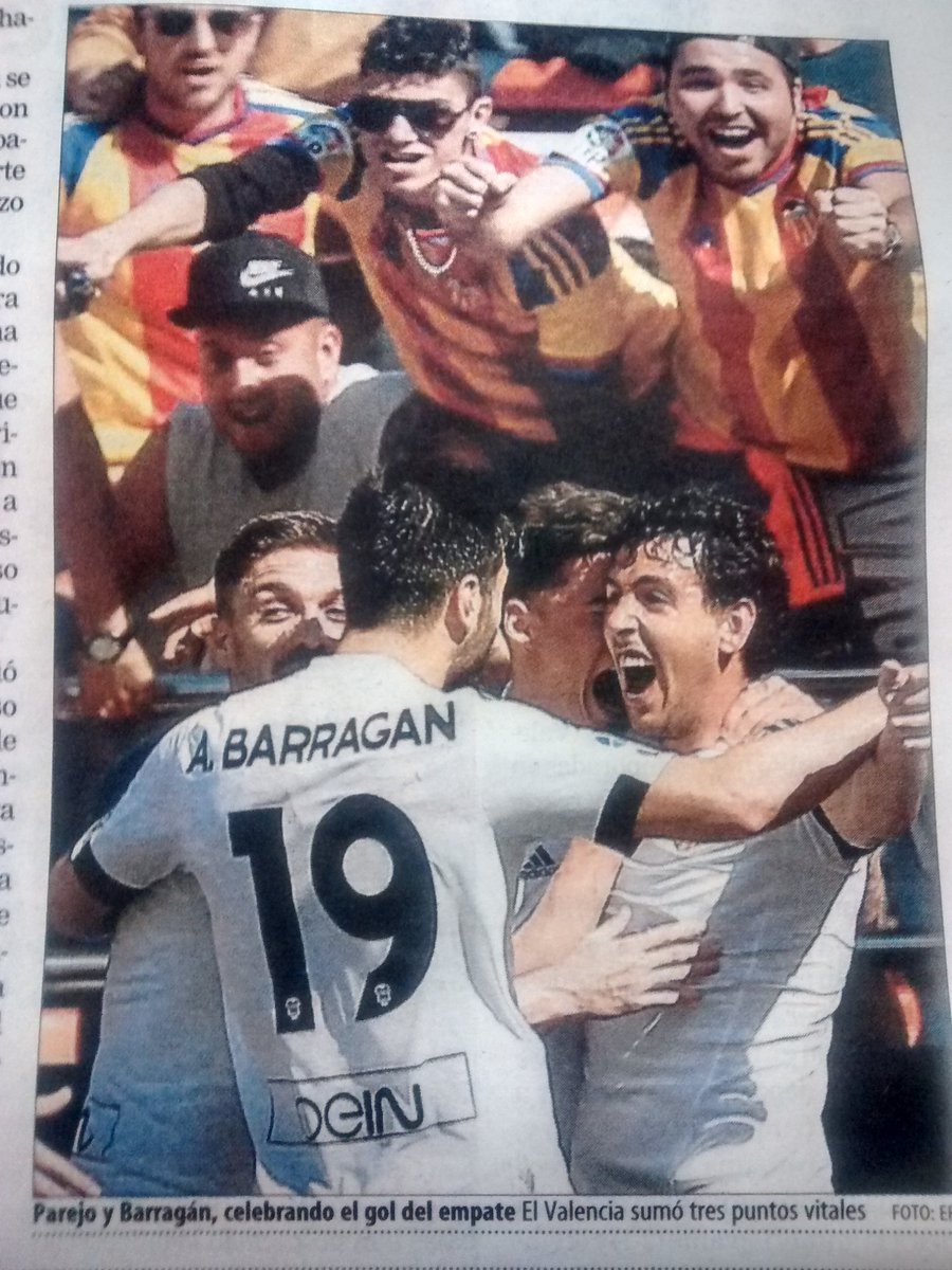 titularitis's tweet image. Según @mundodeportivo, ¿los jugadores del @valenciacf celebraban el gol del empate de @SevillaFC?Ver pie de página.