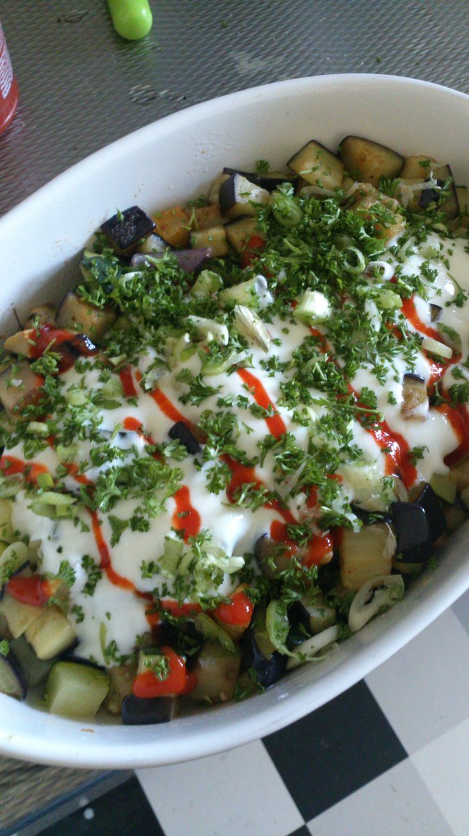 Beckershier's tweet image. Lekker eten doet volgen #herhaling #weekenddish #fried #vegetables #vegetarisch #glutenvrij #siracha
