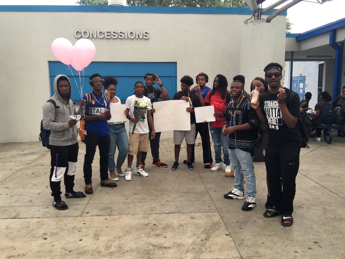 Dillard_Sweet16's tweet photo. Good Monday Prom Proposal🌤🌤🌤 https://t.co/royvUBspZZ