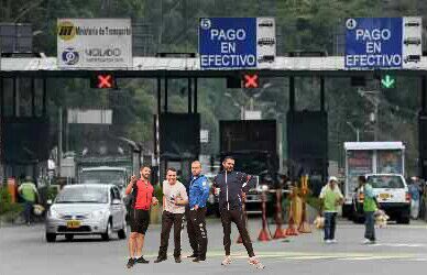ricardollano's tweet photo. Me pareció ver a los manes de #Bacaneados sacando el pasaporte para pasar el peaje https://t.co/3A3HpTsy46