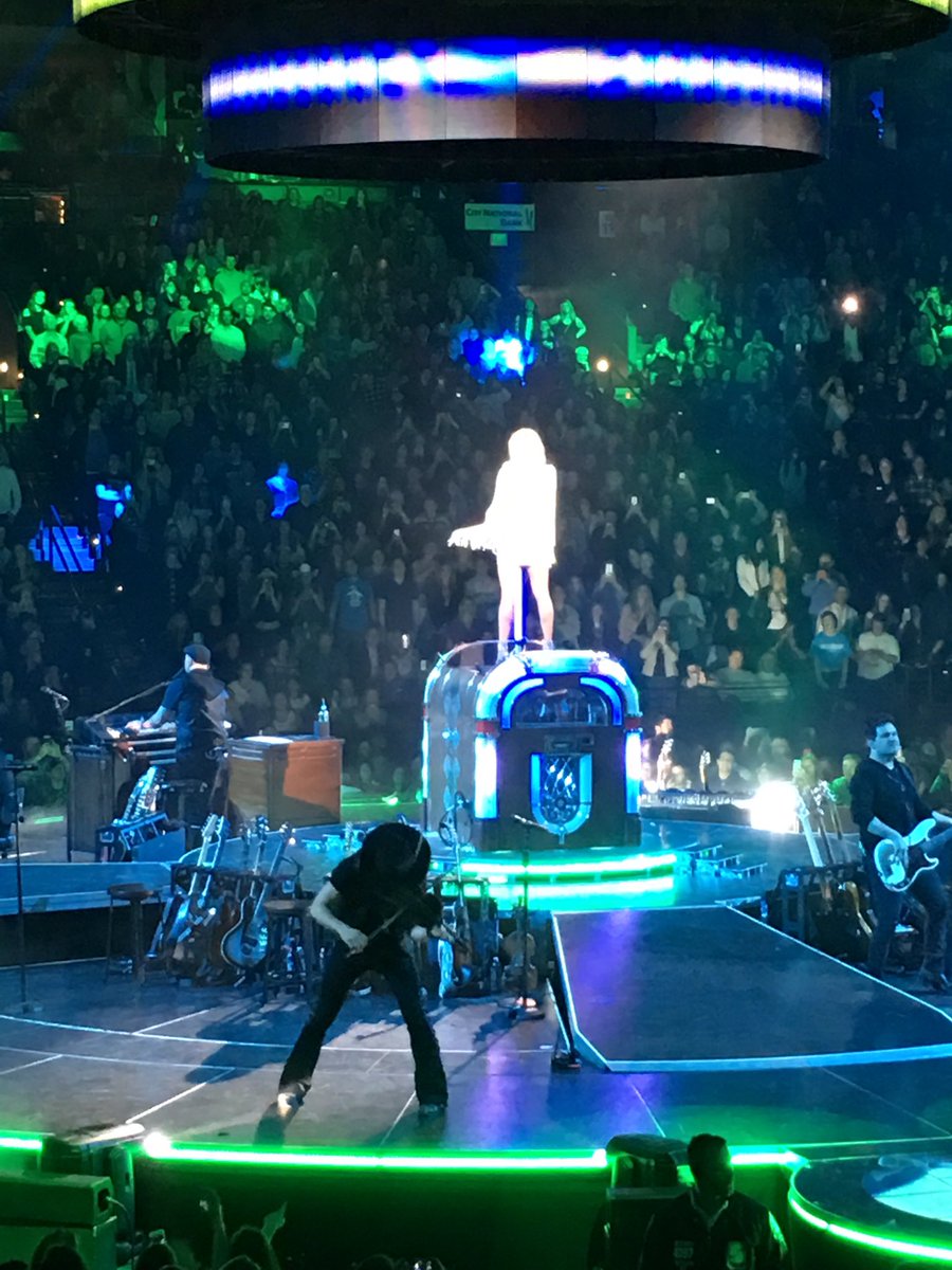 #TheStorytellerTour Saw Carrie last night in Oakland, what an amazing show &amp; performance she gave.