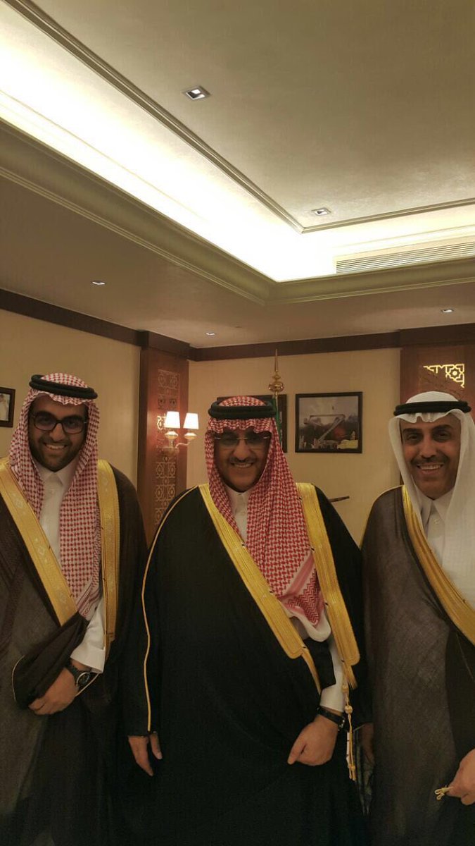 DrAziz_s's tweet photo. تشرفت هذا اليوم بصحبة والدي 
بالسلام على سيدي الامير محمد بن نايف ال سعود ولي العهد
هذه الصوره ستبقى وسام على صدري😍😍 https://t.co/egZx2L9Uz4
