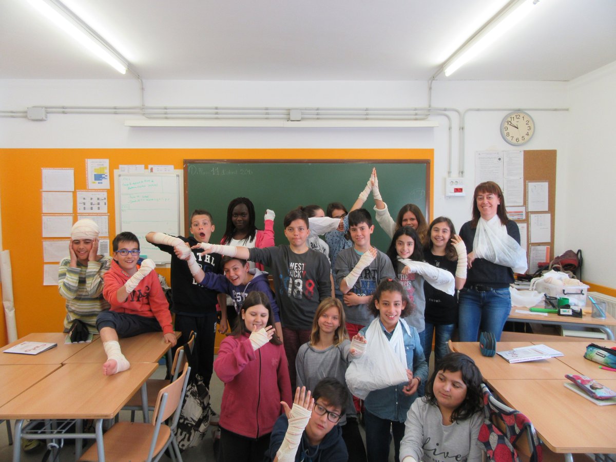 elsitjar's tweet photo. Sisè i curs de primers auxilis @CreuRojaCAT practiquem els embenatges! Gràcies @annaescola8 https://t.co/EMD3VXR3qi https://t.co/KA5iTL4vvm