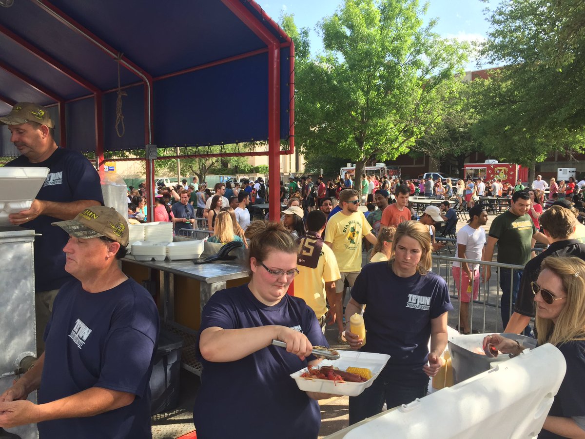So...<a href="/Baylor/">Baylor University</a> students love a crawfish boil. <a href="/BaylorDiadeloso/">Baylor Diadeloso</a> #saveaplateforme