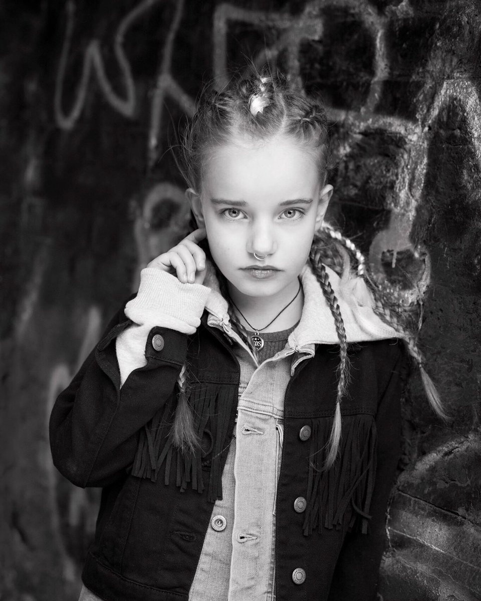 The Kids of East shot by @zotlphotography // Anya and Chayse

hooligansmagazine.com/the-kids-of-ea…