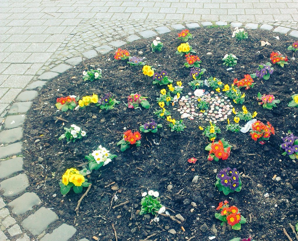 ideamok's tweet photo. Ist das schon Kunst oder ist das noch asozial? #kalkpost #kronkorkenblumen #flaschenbier https://t.co/hKuzwqOEfc