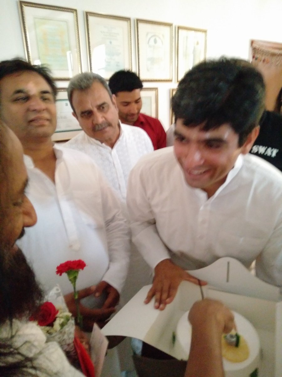 ajaynain's tweet photo. A Momentary Contact of the Eternal Bond @SriSri #BestBdaySoFar #thankyouSriSri #MemoryOfLifetime #IamBlessedSoul https://t.co/afobpQXTWX