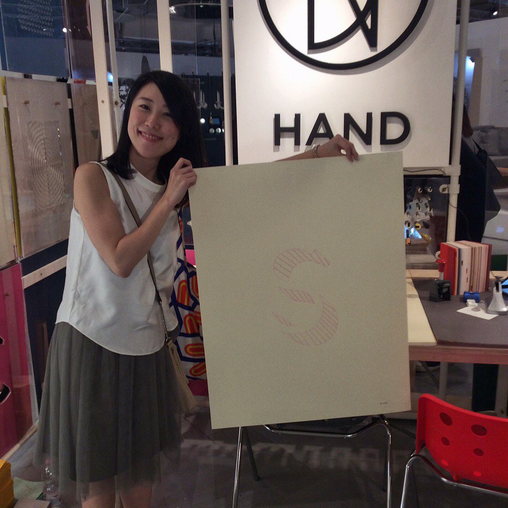ByHANDstudio's tweet photo. Saori from @ELLEDECOR_Japan with her HAND drawn letter 'S' #milandesignweek #superdesign #handstudio #tortonadesign https://t.co/rwCm6RUkeq