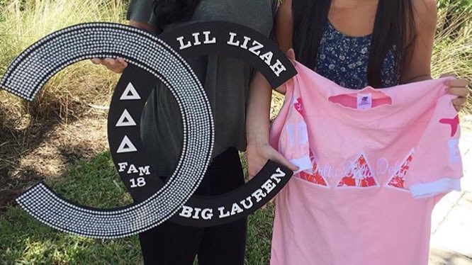 1ofakinddesignp's tweet photo. We love this custom Chanel paddle!#custompaddle #ucftridelta #biglittle https://t.co/p43nT1E3n7
