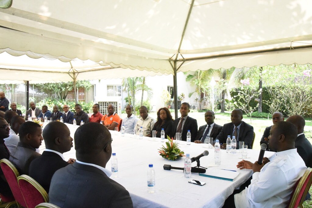 SOROKGUILLAUME's tweet photo. Déjeuner ce jour avec le bureau du Rassemblement des Jeunes Républicains. Échanges fructueux en ce 11 Avril https://t.co/7Gu9t25zII