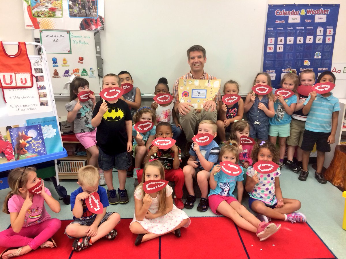 Bmpmagicdocs's tweet image. Dr. Mac making smiles at Atlantic High school for the Pre-K 4 class! #makingsmiles #scheduleyourschool #oralhygeine