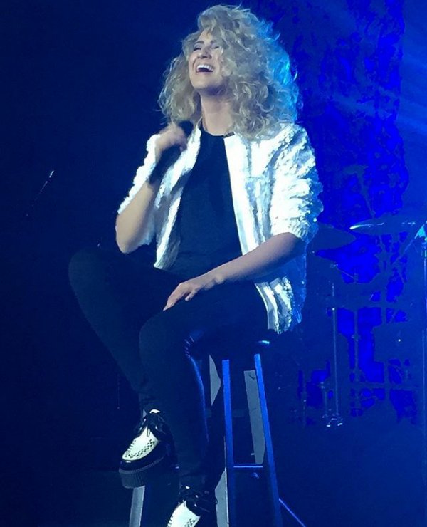 TKItaUpdates's tweet photo. -NEW PHOTOS- Tori performing at the Revention Music Center in Houston πππ
#13
#UnbreakableTourHouston https://t.co/8jJ4SS9ME5