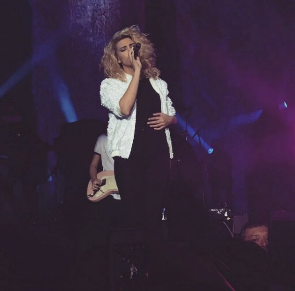 TKItaUpdates's tweet photo. -NEW PHOTOS- Tori performing at the Revention Music Center in Houston ππ
#14
#UnbreakableTourHouston https://t.co/0dJvLXmeDQ