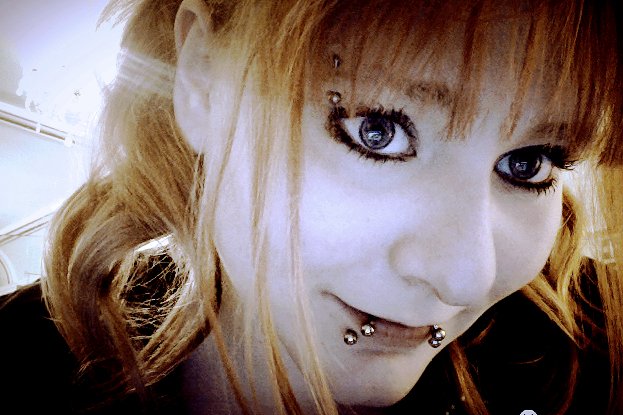 DaisyDazied's tweet image. Bored at work (It&apos;s so slow tonight!) So I&apos;m playing photo editor on ma face again! :p #FunEdits