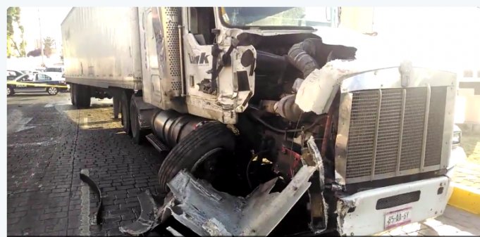 aztecapuebla's tweet photo. Un tráiler se quedó sin frenos y provocó un aparatoso accidente en el Blvd. 5 de mayo.  
https://t.co/fQSjKtBKiy https://t.co/yPWIdL0eWT