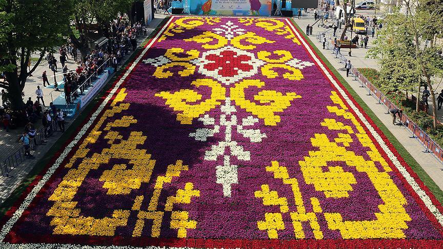 bayttrk's tweet photo. #اسطنبول تحتفل باكبر سجادة في العالم مصنوعة من #زهر_التوليب #تركيا_ترحب_بالملك_سلمان https://t.co/HnL2XThK2i