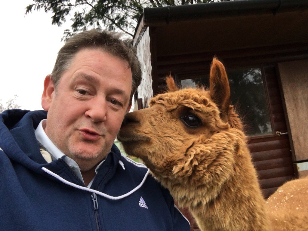 JohnnyVegasReal's tweet image. What? Working away from home gets lonely 😉 Thanks for having us @SkiddawView #AwesomeScenery #FriendlyFolk #Fidel❤️