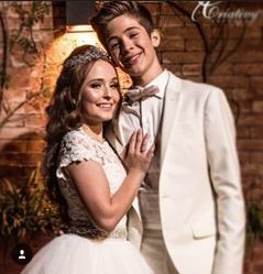 Ele é um herói sem capa
Um principe sem cavalo branco
Mais me deu uma coisa importante
Seu seu abraço seu encanto