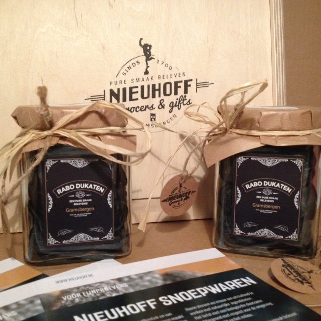 Nieuhoff's tweet photo. Uw eigen klantspecifieke Snoep-Gifts! Natuurlijk van Nieuhoff! https://t.co/OJmuZjjAXC #rabobank https://t.co/lIcjlP6k2m