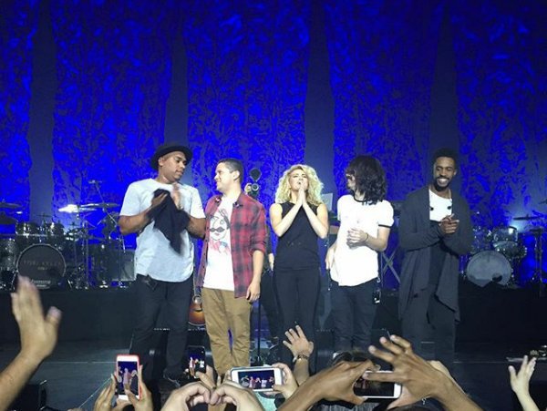 TKItaUpdates's tweet photo. -NEW PHOTOS- The squad on stage ππ
#UnbreakableTourHouston https://t.co/KfiD3fHMu2