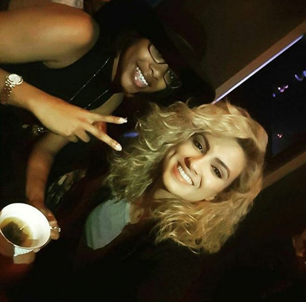 TKItaUpdates's tweet photo. -NEW PHOTOS #1- Tori with the winners of #TeaWithTori π
#UnbreakableTourHouston https://t.co/5EJYQlNoFV