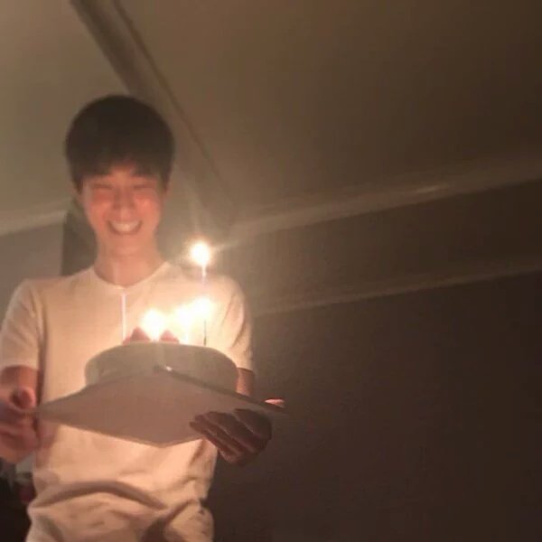 _Kyungsoo_lover's tweet photo. Wow sweet mom who surprised his son with a cake on his birthday who was about to sleep #HappySehunDay https://t.co/NRMAB7fG6i
