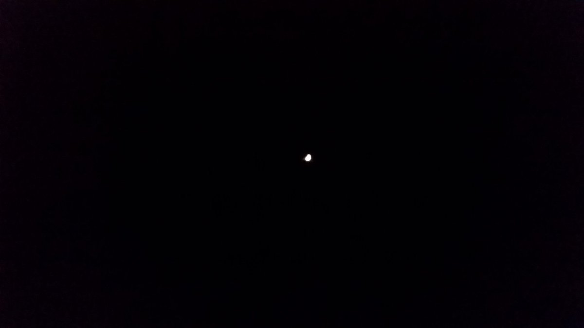 BahmDaCookie's tweet photo. The moon straight in my face when I try to sleep :P https://t.co/3GcgtYRKZU