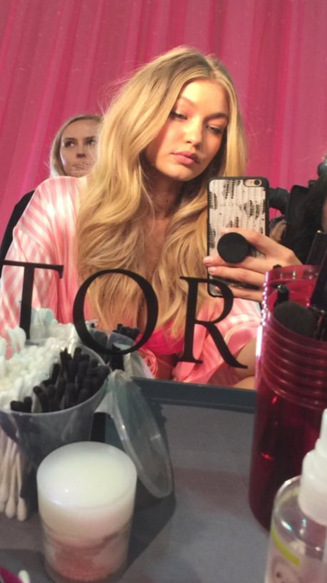 felicitegrace's tweet photo. I love Gigi hadids tone so maybe I'll lighten my roots? But then that's loads of upkeep😖 https://t.co/qqjE9NLLlG