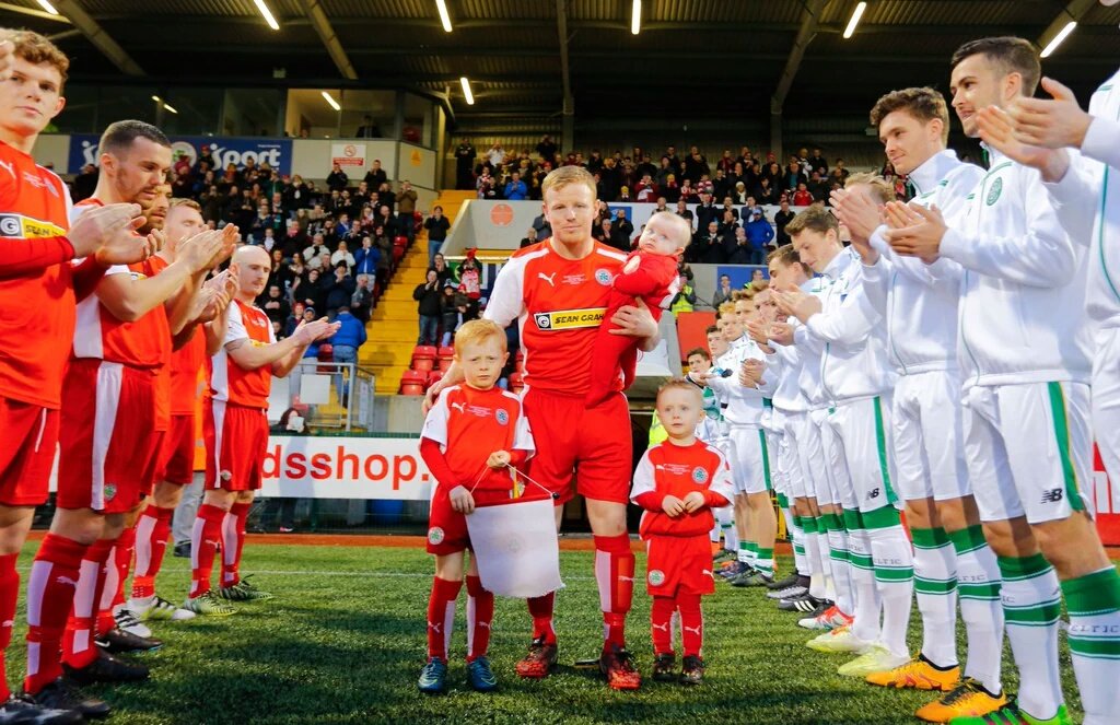 IrishLeaguePics's tweet photo. Tonight Cliftonville faced a Celtic XI in honour of club legend George McMullan. https://t.co/HxW6NwAu7Y