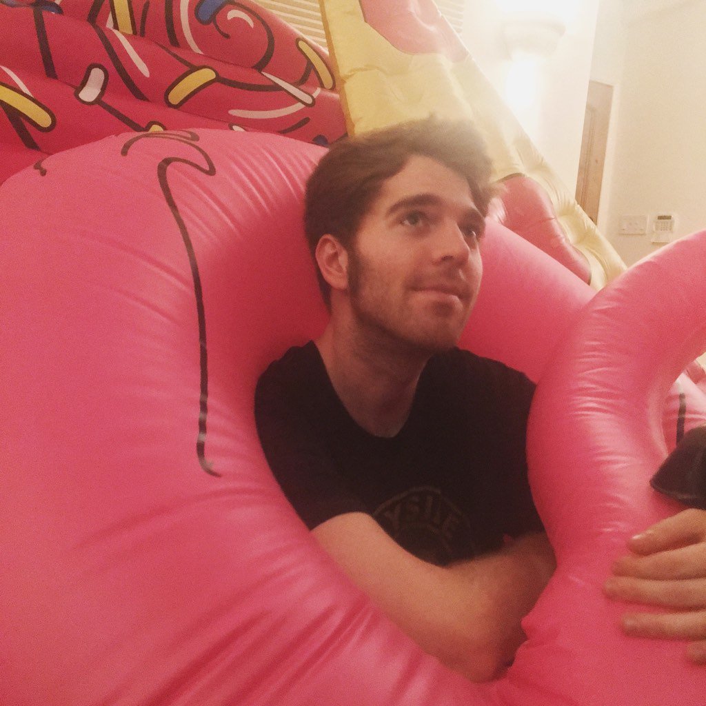 shanedawson's tweet photo. floating https://t.co/UEWHup27rP